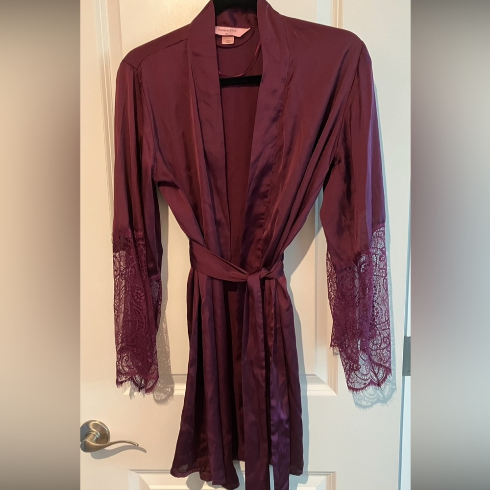 Hunkemöller satin robe features delicate lace detailing on the sleeves. XS/S